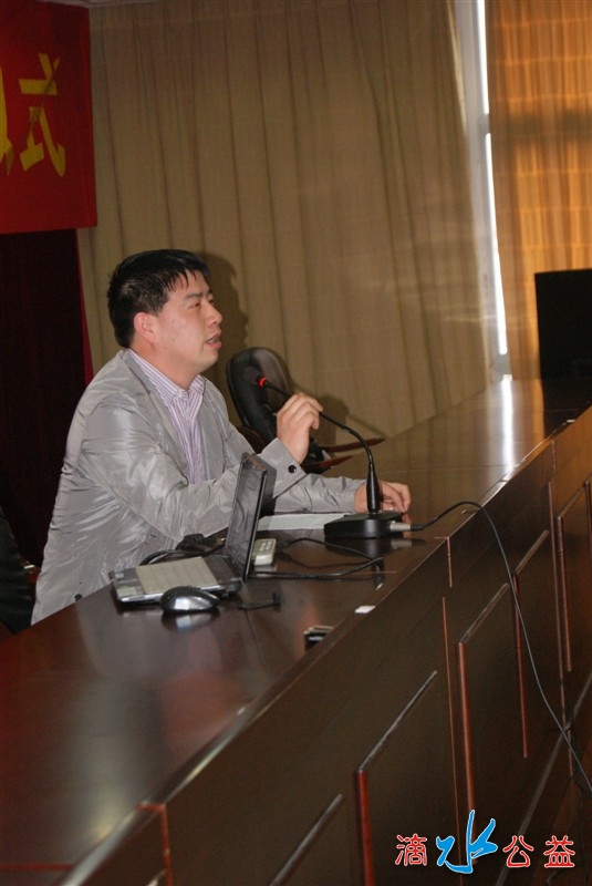 市慈善总会办公室主任臧华军致词