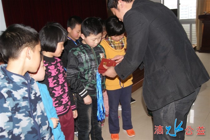 王旭东为小义工颁发义工证