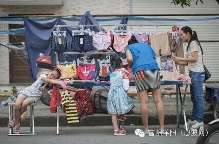 摆夜摊：左一为大女儿、右一为朱爱华