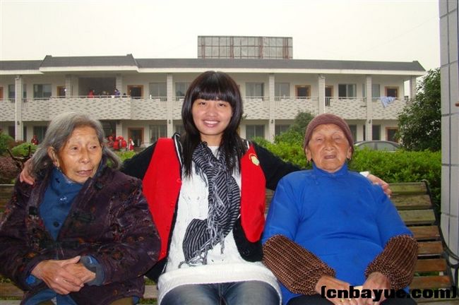 飘扬和阿婆们合影   乐了