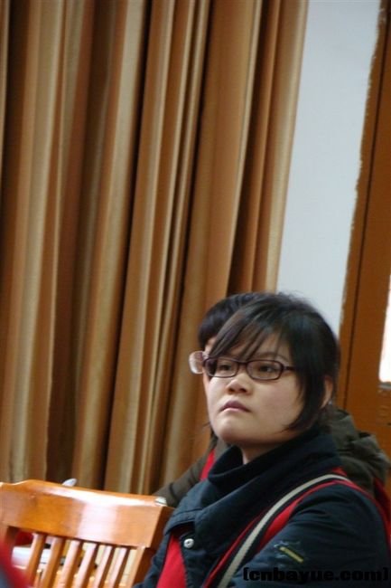 落霞第一次见到戴眼镜